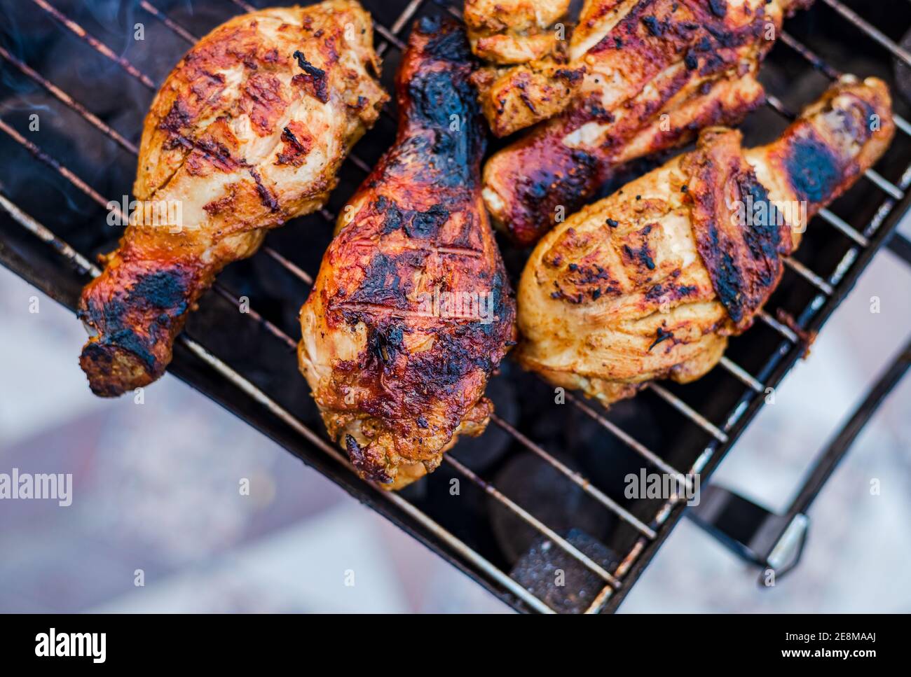 Preparazione del delizioso barbecue grigliato affumicato sulla fiamma di carbone all'aperto. Foto Stock