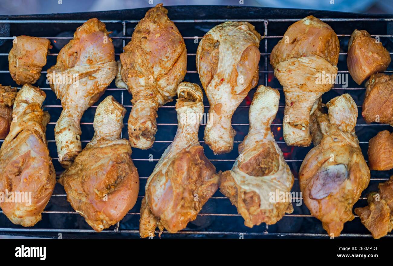Preparazione del delizioso barbecue grigliato affumicato sulla fiamma di carbone all'aperto. Foto Stock