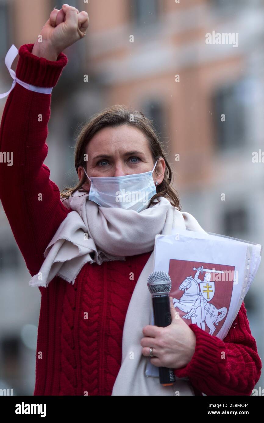 Roma, 31 gennaio 2021. Oggi i cittadini bielorussi e i membri dell'Associazione del popolo bielorusso in Italia "Supolka" hanno tenuto una manifestazione in Piazza dell'Esquilino a sostegno e solidarietà con i manifestanti in Bielorussia, per i 220 attivisti detenuti in carcere e contro la repressione del regime del presidente Alexander Lukashenko. Credit: LSF Photo/Alamy Live News Foto Stock