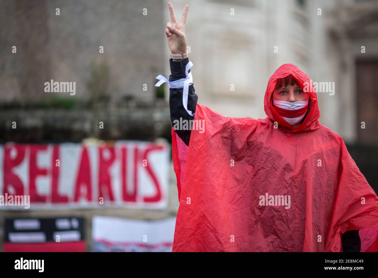 Roma, 31 gennaio 2021. Oggi i cittadini bielorussi e i membri dell'Associazione del popolo bielorusso in Italia "Supolka" hanno tenuto una manifestazione in Piazza dell'Esquilino a sostegno e solidarietà con i manifestanti in Bielorussia, per i 220 attivisti detenuti in carcere e contro la repressione del regime del presidente Alexander Lukashenko. Credit: LSF Photo/Alamy Live News Foto Stock