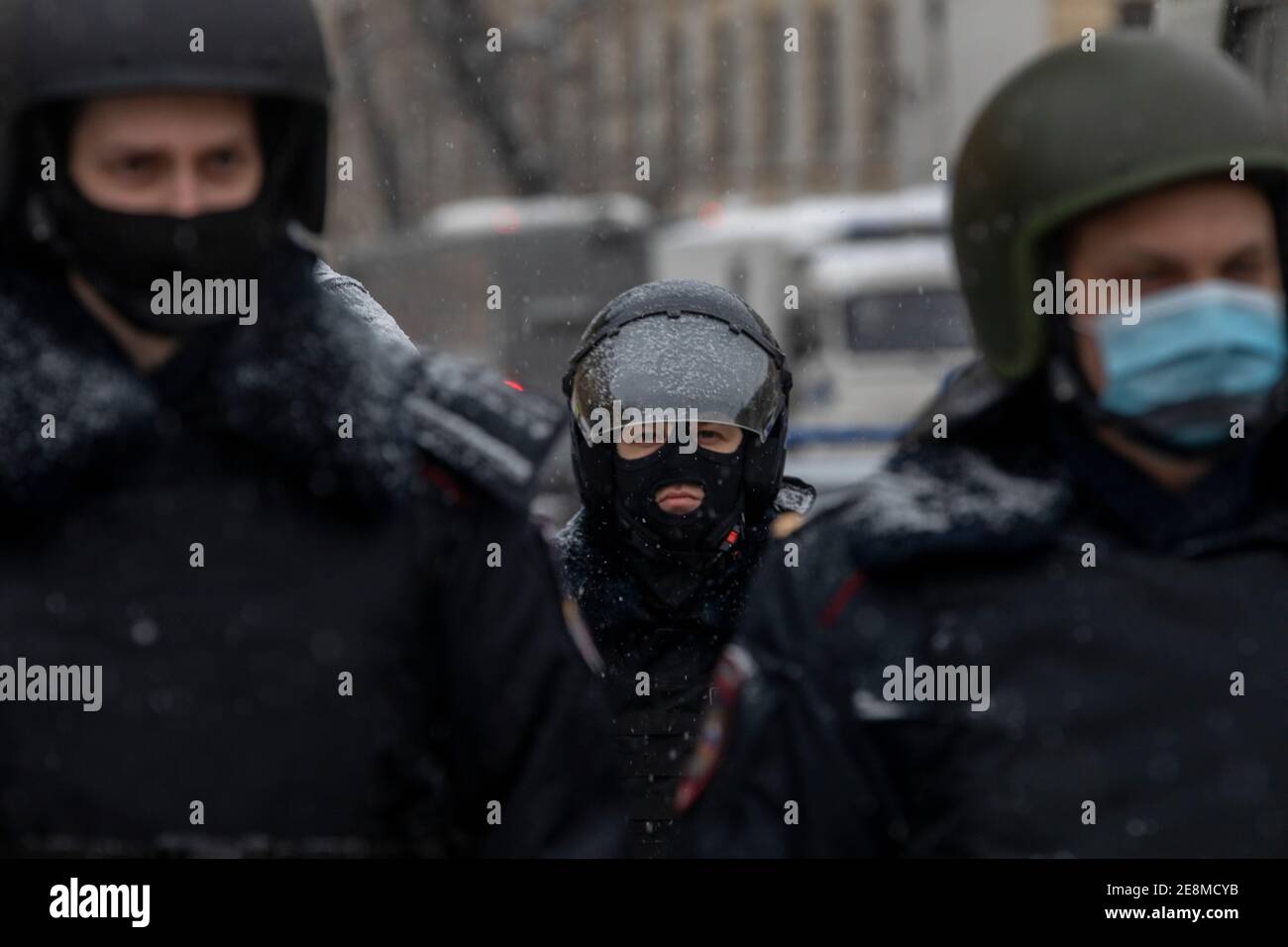 Mosca, Russia. 31 gennaio 2021 la polizia di Riot è custodita durante una protesta non autorizzata a sostegno dell'attivista dell'opposizione, Alexei Navalny, detenuto nei pressi del centro di detenzione pre-processo di Matrosskaya Tishina, dove Navalny è detenuto Foto Stock