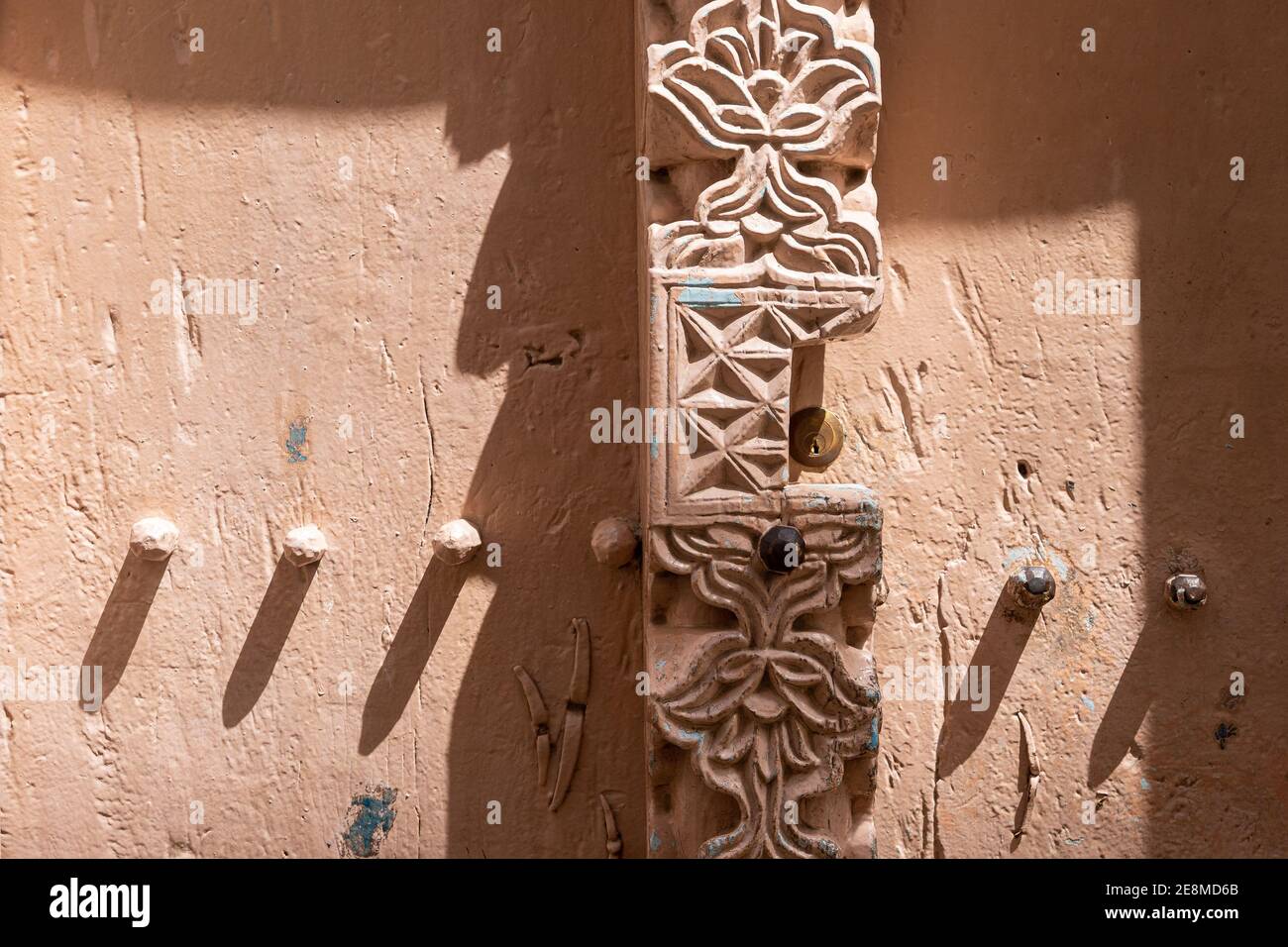 Vecchie porte tradizionali. Stone Town, Zanzibar, Tanzania. Foto Stock