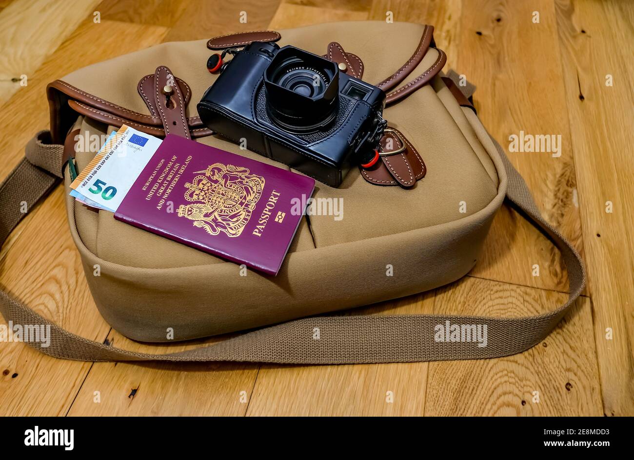 Norwich, Norfolk, Regno Unito – Dicembre 28 2020. Una foto illustrativa di una fotocamera Fuji X100, passaporto britannico e valuta europea Foto Stock