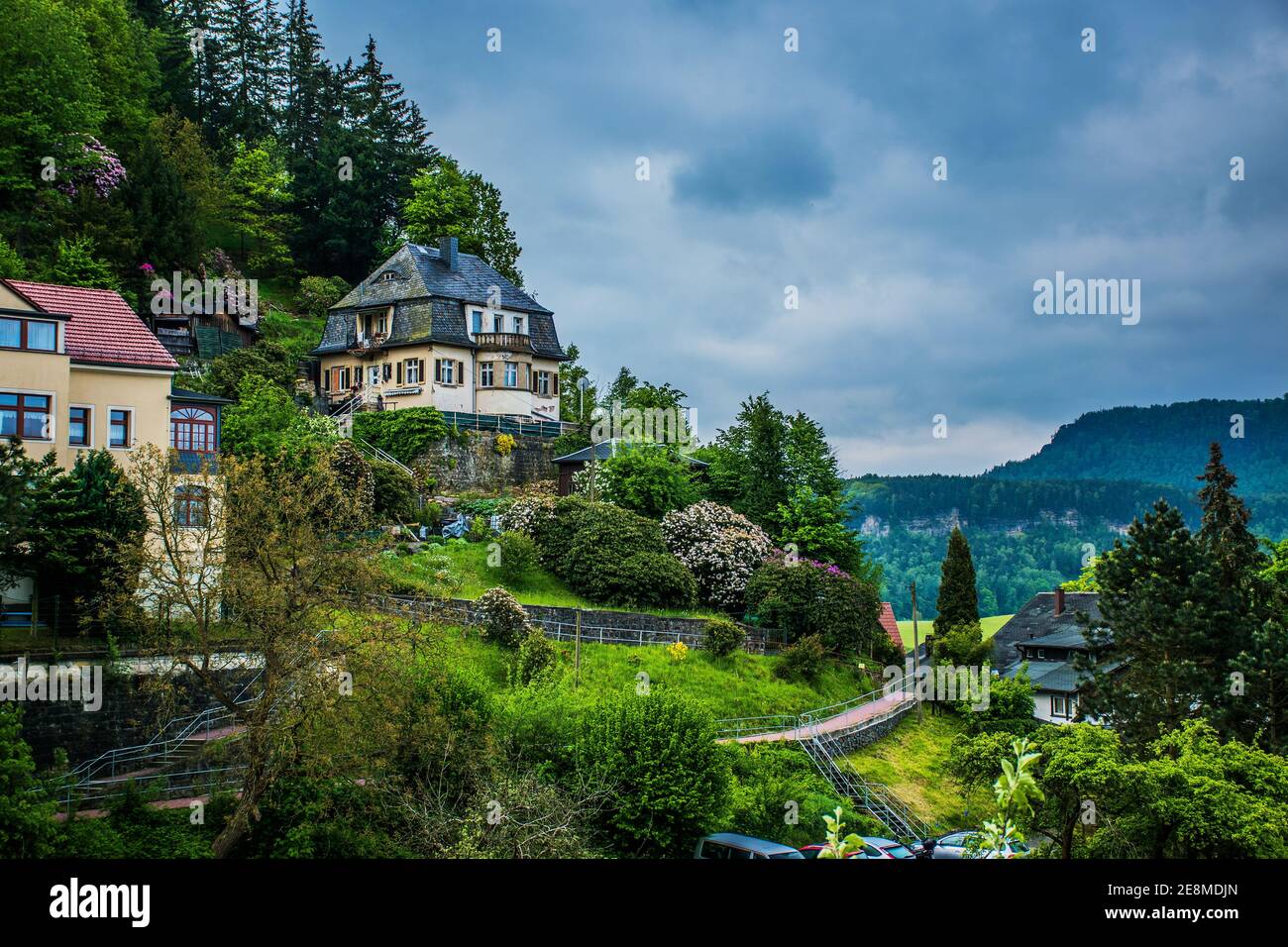 18 maggio 2019 Rathen, Sassonia, Germania - stretti sentieri di montagna e accoglienti case residenziali a Kurort Rathen, piccola città sul fiume Elba, di fronte a Bastei Foto Stock