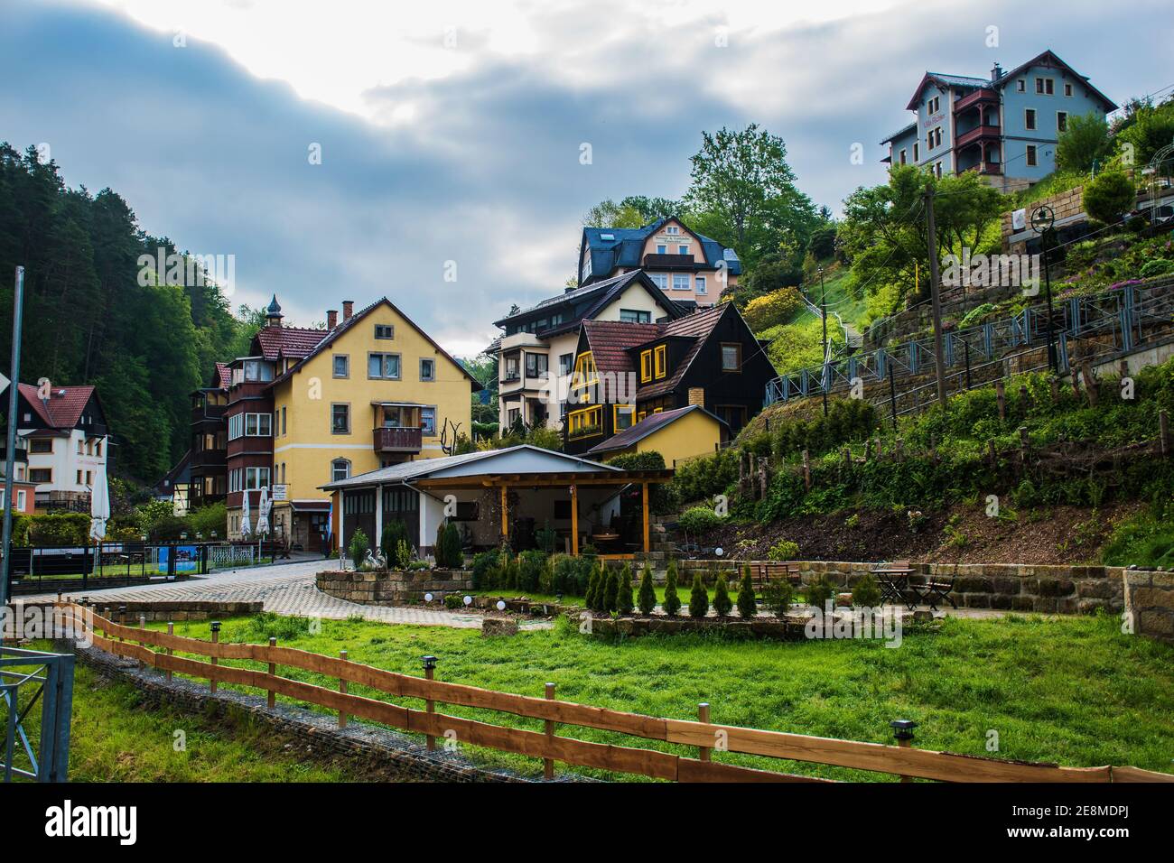 18 maggio 2019 Rathen, Sassonia, Germania - stretti sentieri di montagna e accoglienti case residenziali a Kurort Rathen, piccola città sul fiume Elba, di fronte a Bastei Foto Stock