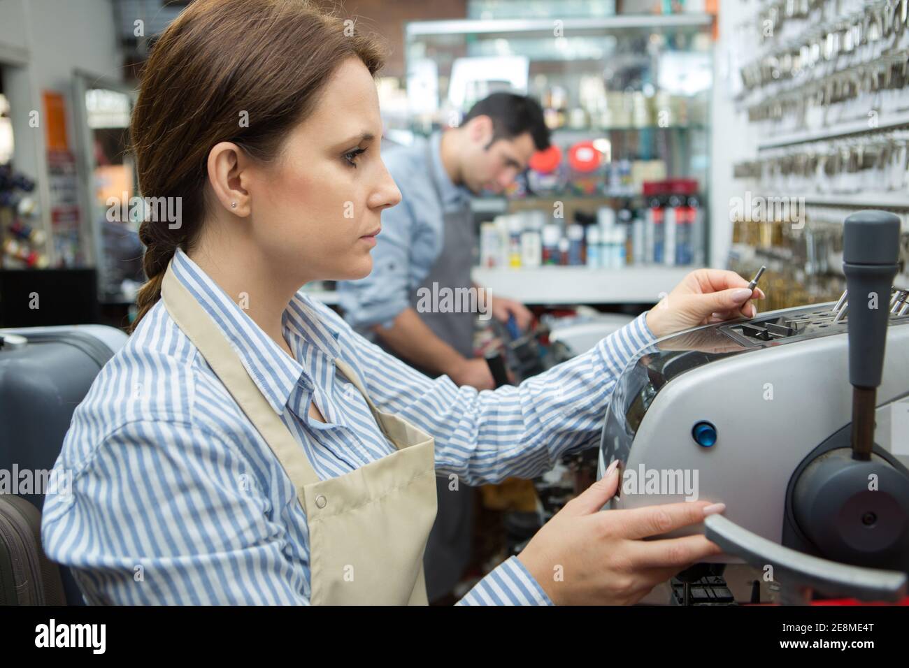 un giovane fabbro che fa le chiavi Foto Stock