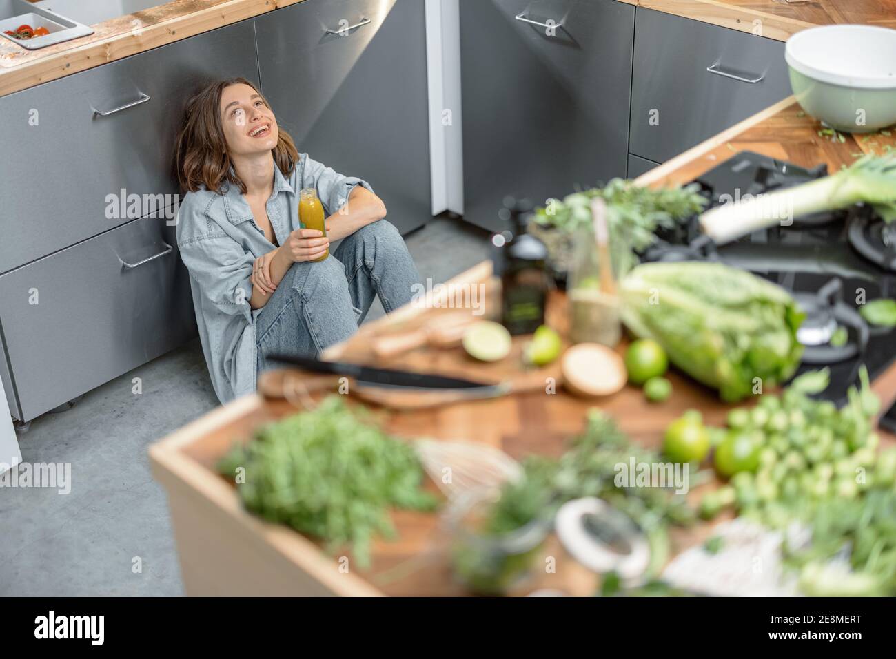 Donna con cibo sano in cucina Foto Stock