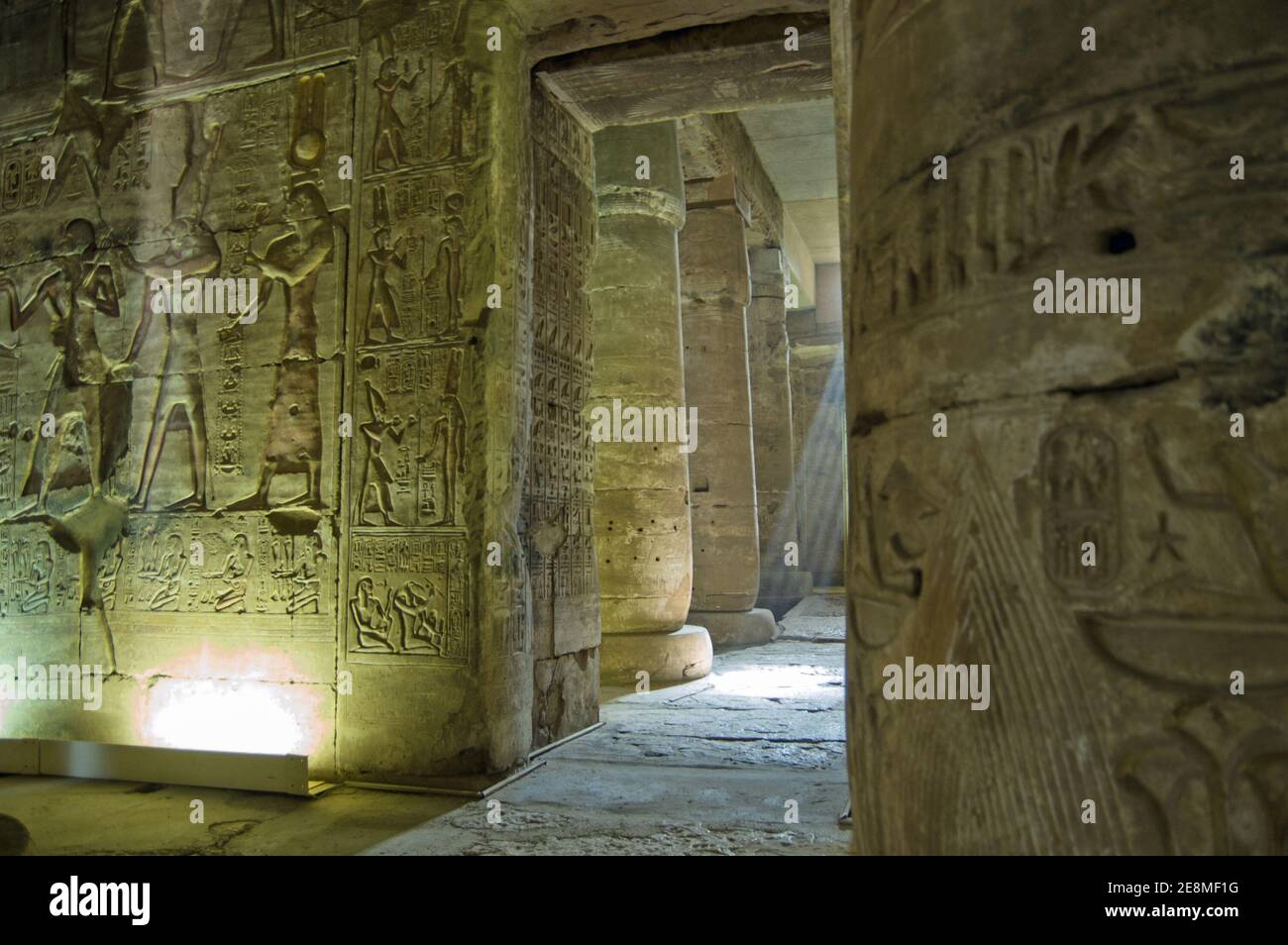 Vista dell'interno del Tempio di Osiride ad Abydos vicino a el Balyana, Egitto. La luce si filtra attraverso una delle poche finestre del buio, antico Foto Stock