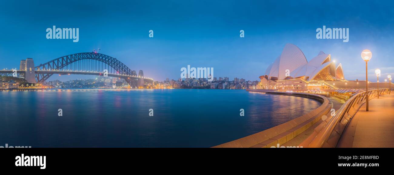 Un ampio panorama estivo prima dell'alba al crepuscolo dello skyline della città, con vista sull'iconico porto di Sydney nel NSW. Foto Stock