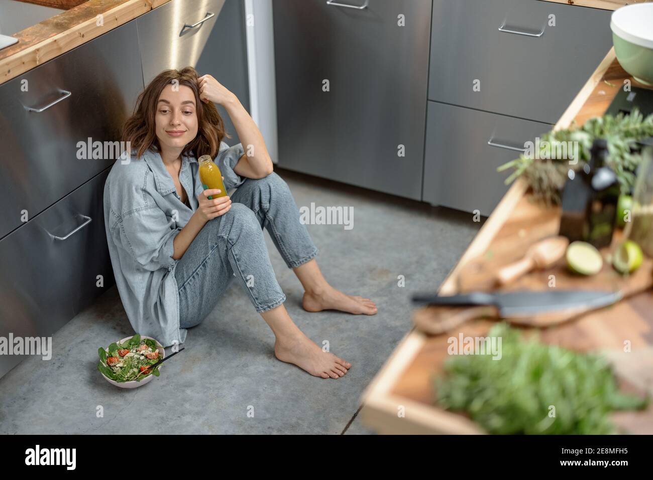 Donna con cibo sano in cucina Foto Stock