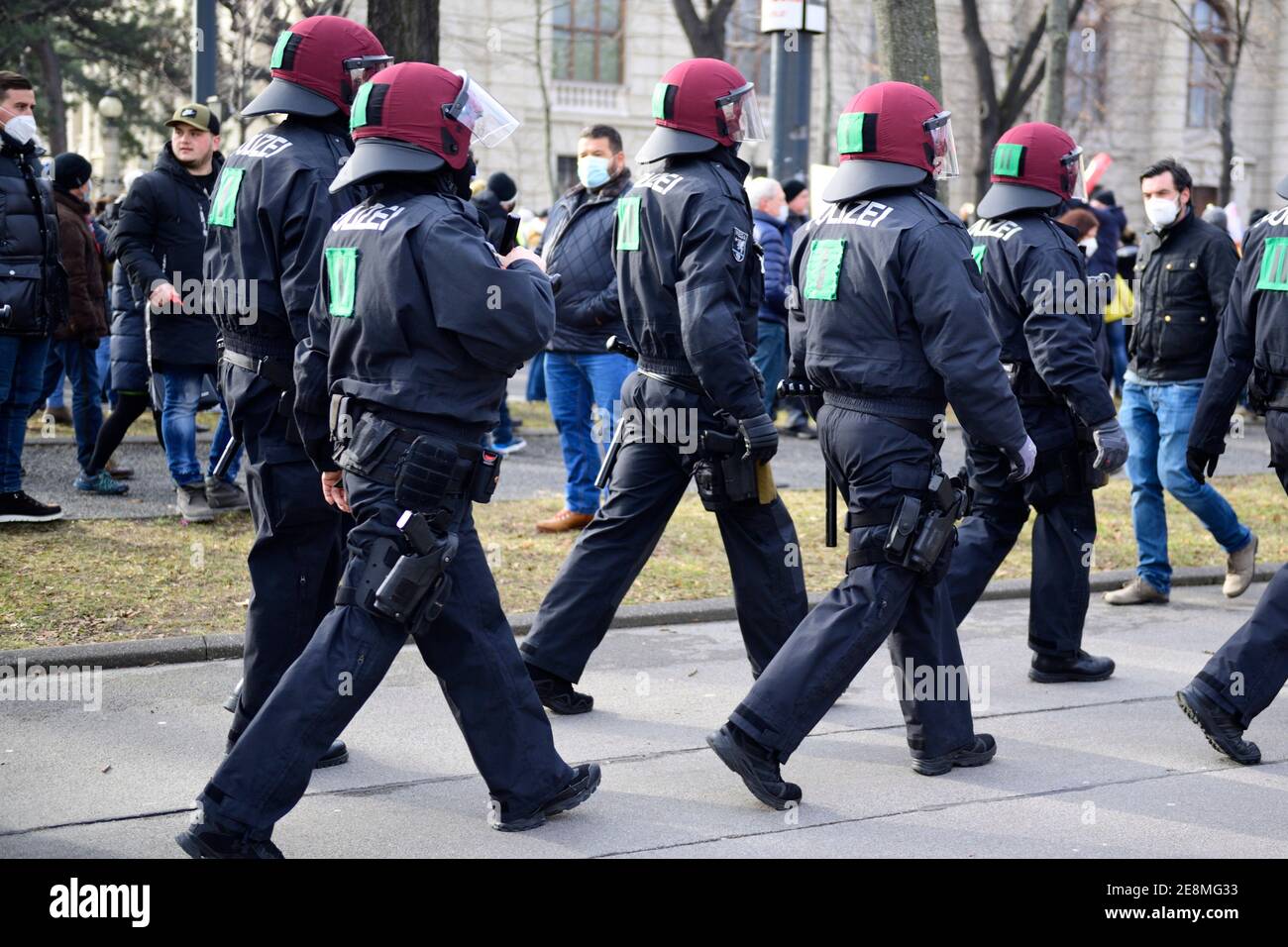 31 gennaio 2021. Vienna, Austria. Una manifestazione anti corona non registrata con diverse migliaia di persone è stata circondata e distretta dalla polizia. Foto Stock