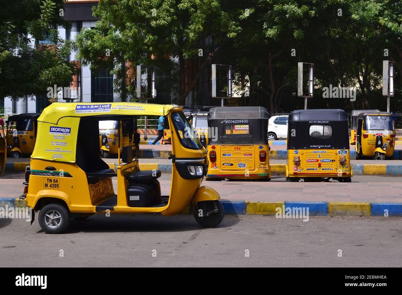 Madurai, Tamil Nadu, India - Gennaio, 2017: Auto risciò parcheggiato sul parcheggio di fronte alla stazione ferroviaria di Madurai Junction. Taxi giallo tuk-tuk Foto Stock
