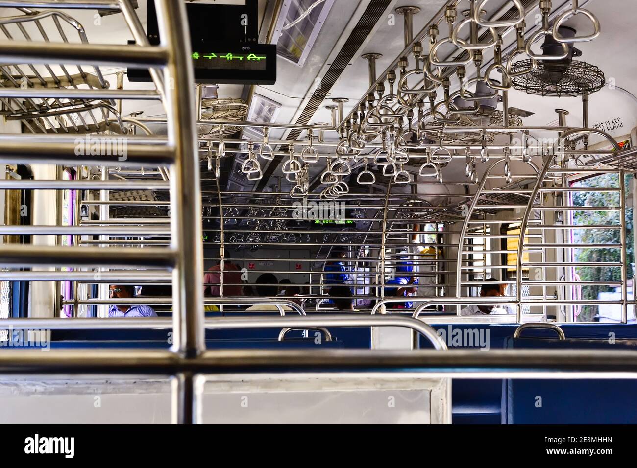 Mumbai, Maharashtra, India - Dicembre, 2016: Interno del treno urbano locale. File di corrimano in acciaio all'interno pullman vuoto con ventilatori di treno locale. Foto Stock