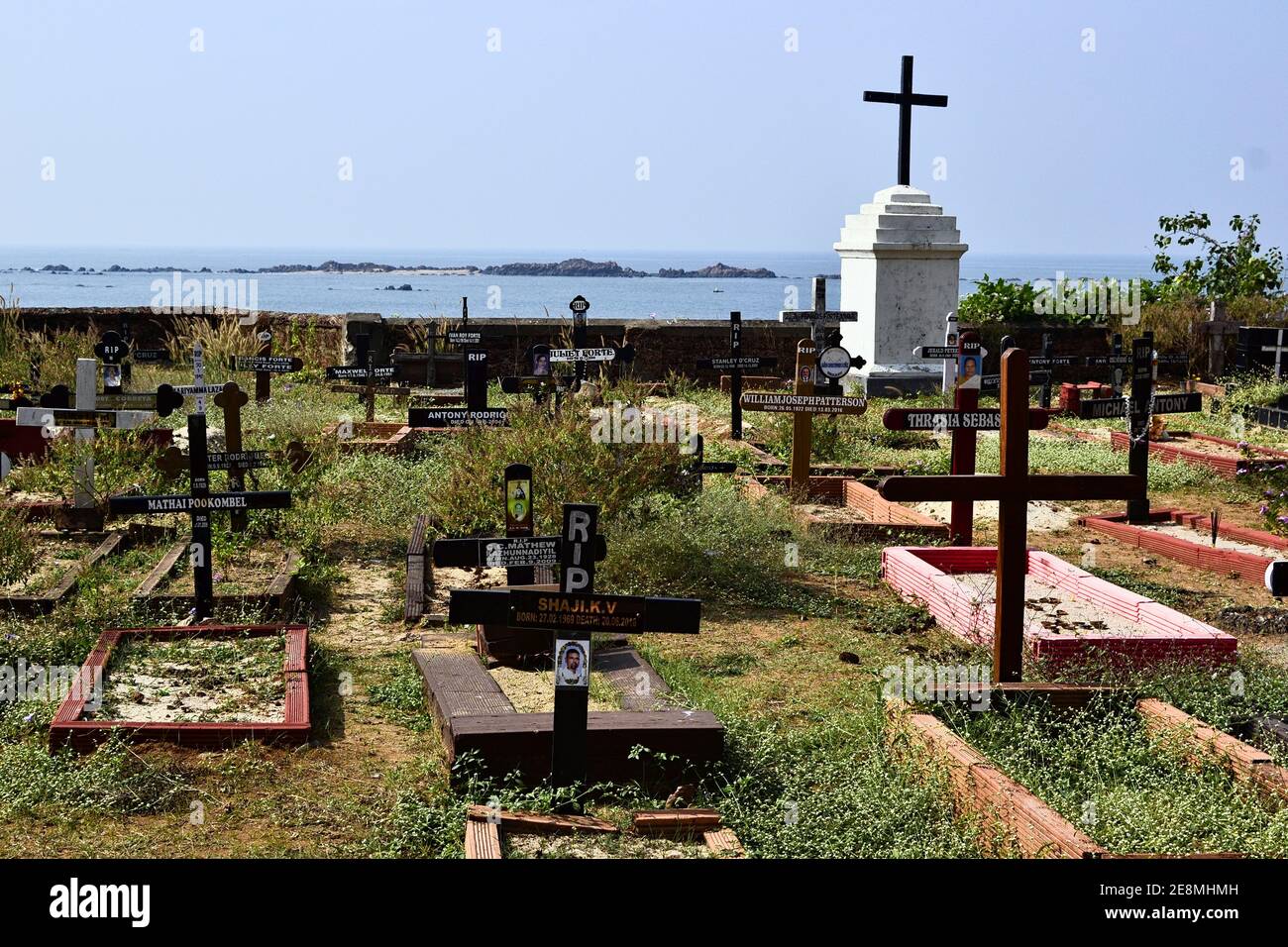 Kerala, India - Gennaio 2017: Vecchio cimitero storico cattolico. Tombe con croce sulla costa dietro la chiesa coloniale vicino Thalassery Fort Foto Stock