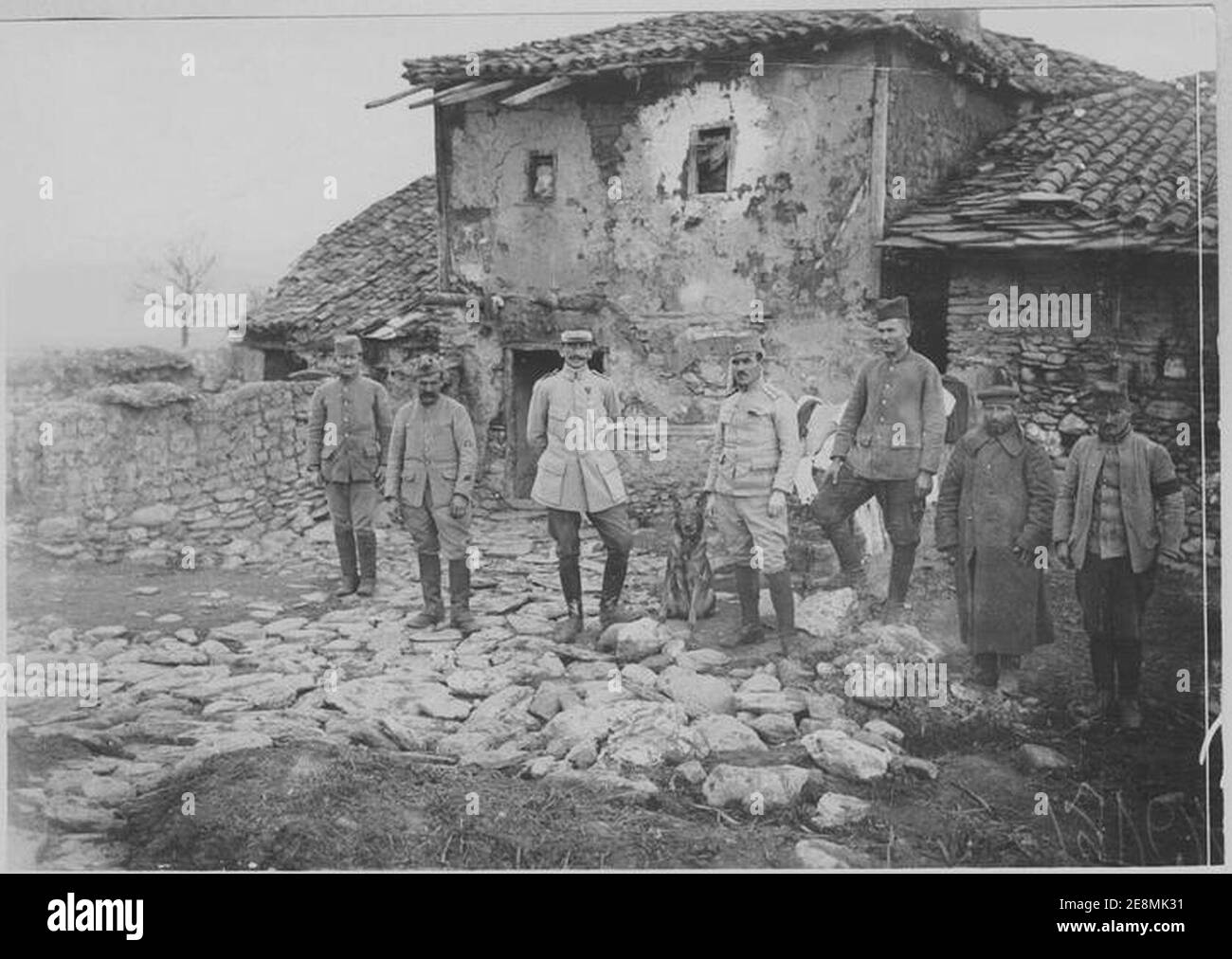 Monastir Bac (janvier 1917) Maison du commandant d'état-major de l'AOF le capitaine Marmina (au centre). Foto Stock