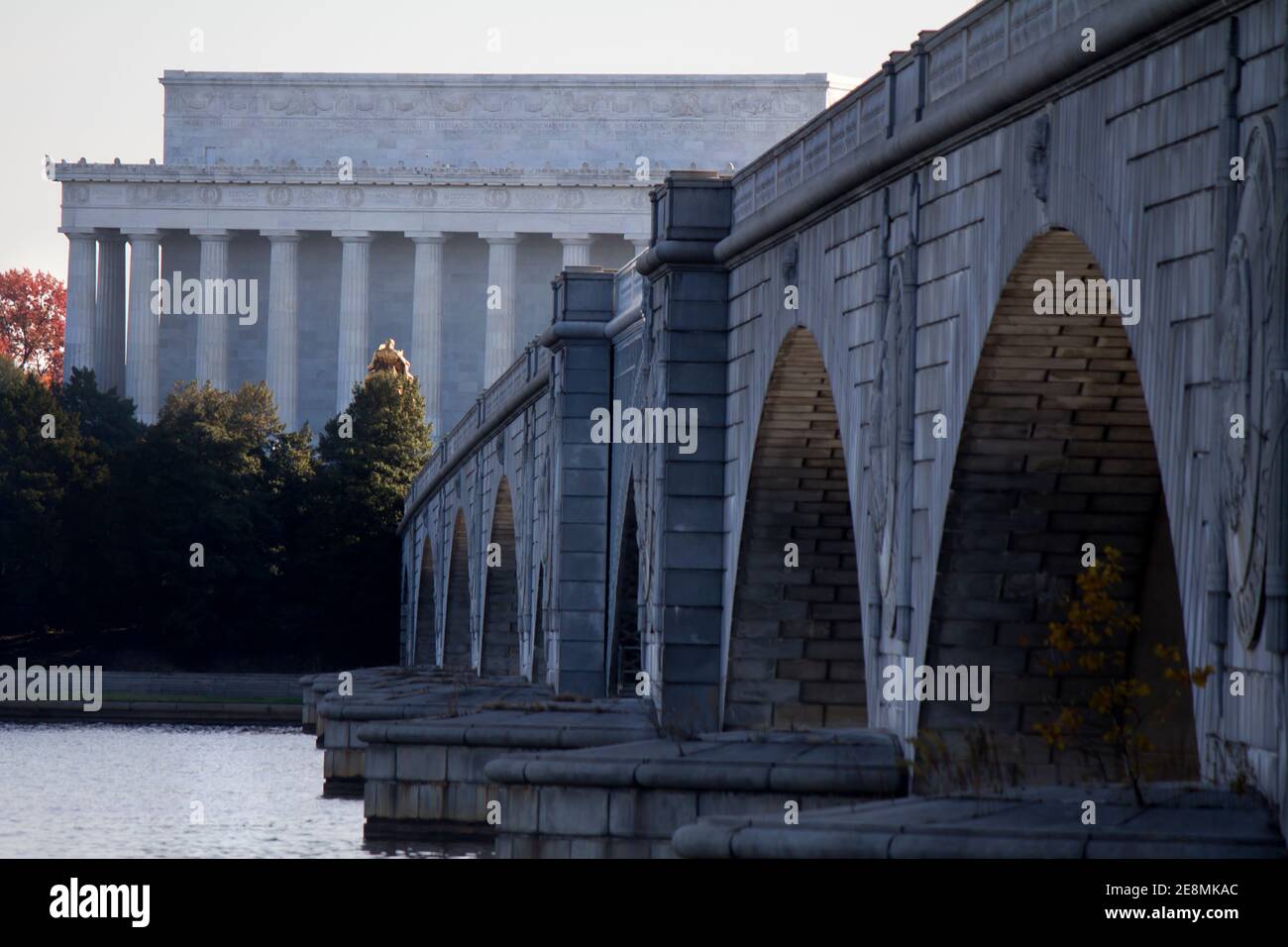 Il Lincoln Memorial e l'Arlington Memorial Bridge si estendono sul fiume Potomac fino a Washington DC dal Mount Vernon Trail Foto Stock