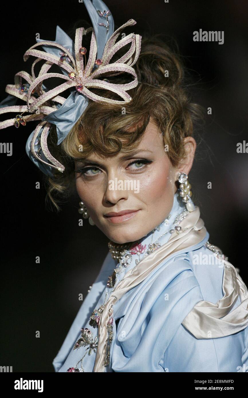 Modello danese Helena Christensen presenta una creazione del designer britannico John Galliano per la mostra di collezioni Christian Dior Autunno-Inverno 2007-2008 Haute-Couture, a Versailles, Francia, il 2 luglio 2007. La prestigiosa casa di moda di Christian Dior festeggia il suo 60° compleanno questa settimana e John Galliano il suo 10° anno come designer di Dior. Foto di Nebinger-Orban-Taamallah/ABACAPRESS.COM Foto Stock