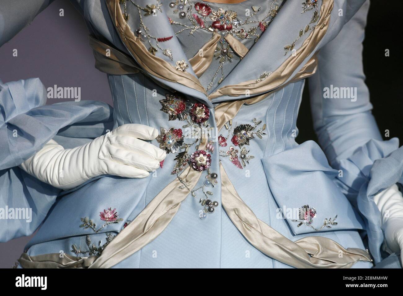 Modello danese Helena Christensen presenta una creazione del designer britannico John Galliano per la mostra di collezioni Christian Dior Autunno-Inverno 2007-2008 Haute-Couture, a Versailles, Francia, il 2 luglio 2007. La prestigiosa casa di moda di Christian Dior festeggia il suo 60° compleanno questa settimana e John Galliano il suo 10° anno come designer di Dior. Foto di Nebinger-Orban-Taamallah/ABACAPRESS.COM Foto Stock