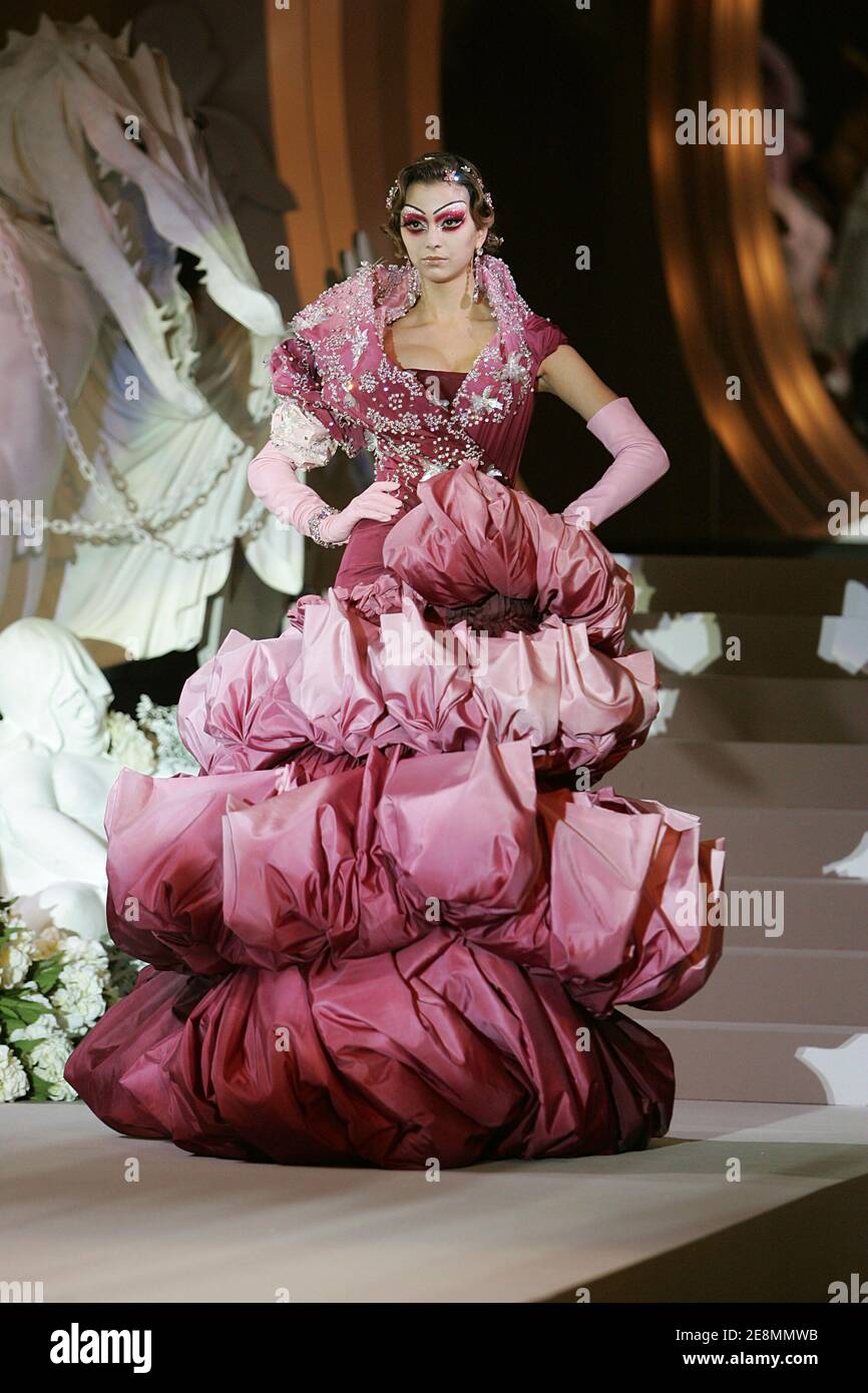 Un modello presenta una creazione del designer britannico John Galliano per la mostra della collezione Christian Dior Autunno/Inverno 2007-08 Haute Couture, a Versailles, Francia, il 2 luglio 2007. La prestigiosa casa di moda di Christian Dior festeggia il suo 60° compleanno questa settimana e John Galliano il suo 10° anno come designer di Dior. Foto di Java/ABACAPRESS.COM Foto Stock