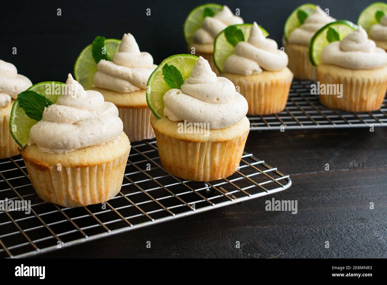 Moscow Mule Cupcakes on Wire Cooling Racks: Cupcakes appena sfornati con birra allo zenzero e glassa di lime Foto Stock