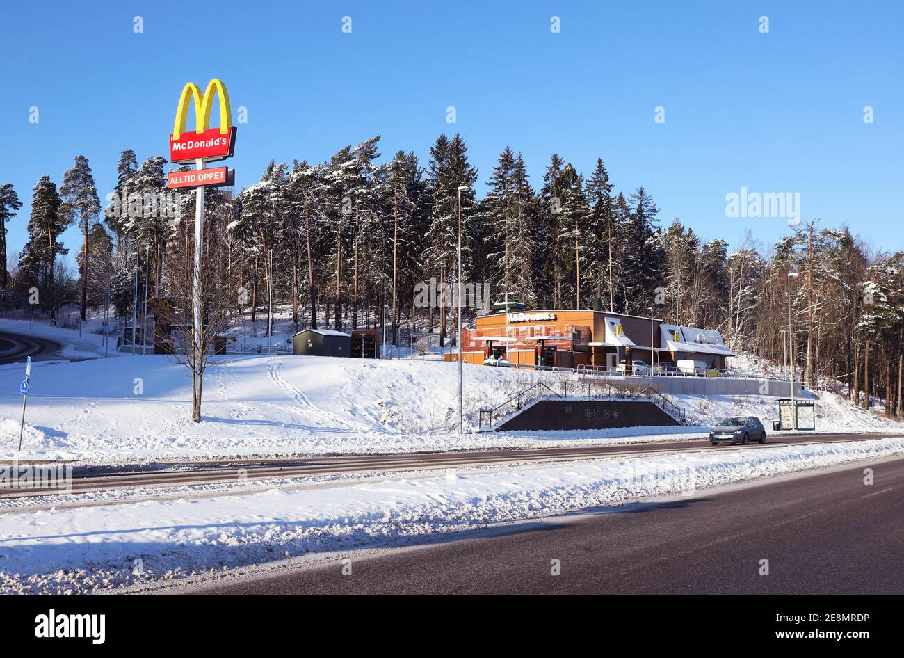 Sodertalje, Svezia - 31 gennaio 2021: Vista del ristorante McDonalds Harurger situato all'incrocio tra le vie Genetaleden e Jarnagatan Foto Stock