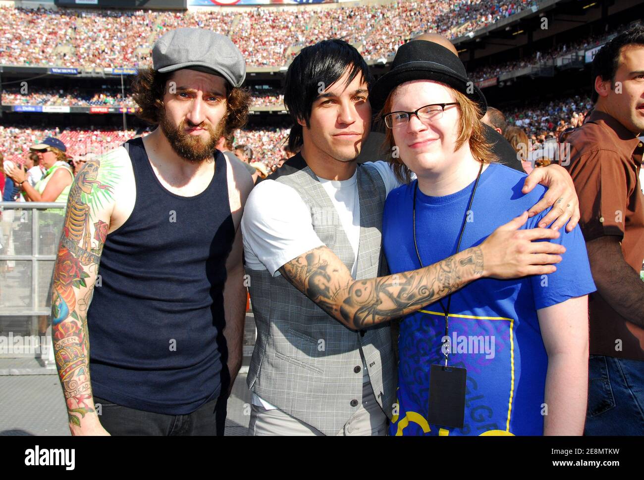 (L-R) musicisti Joe Trohman, Pete Wentz, e Patrick Stump of Fall out Boy durante la Live Earth : Concerti per una crisi climatica che si sono tenuti al New York Giants Stadium di New York, NY, USA, il 7 luglio 2007. Live Earth è un evento musicale che riunirà più di 2 miliardi di persone per sensibilizzare sul riscaldamento globale con 24 ore di musica in 7 continenti e performance di oltre 150 dei migliori musicisti del mondo. Foto di Gregorio Binuya/ABACAPRESS.COM Foto Stock