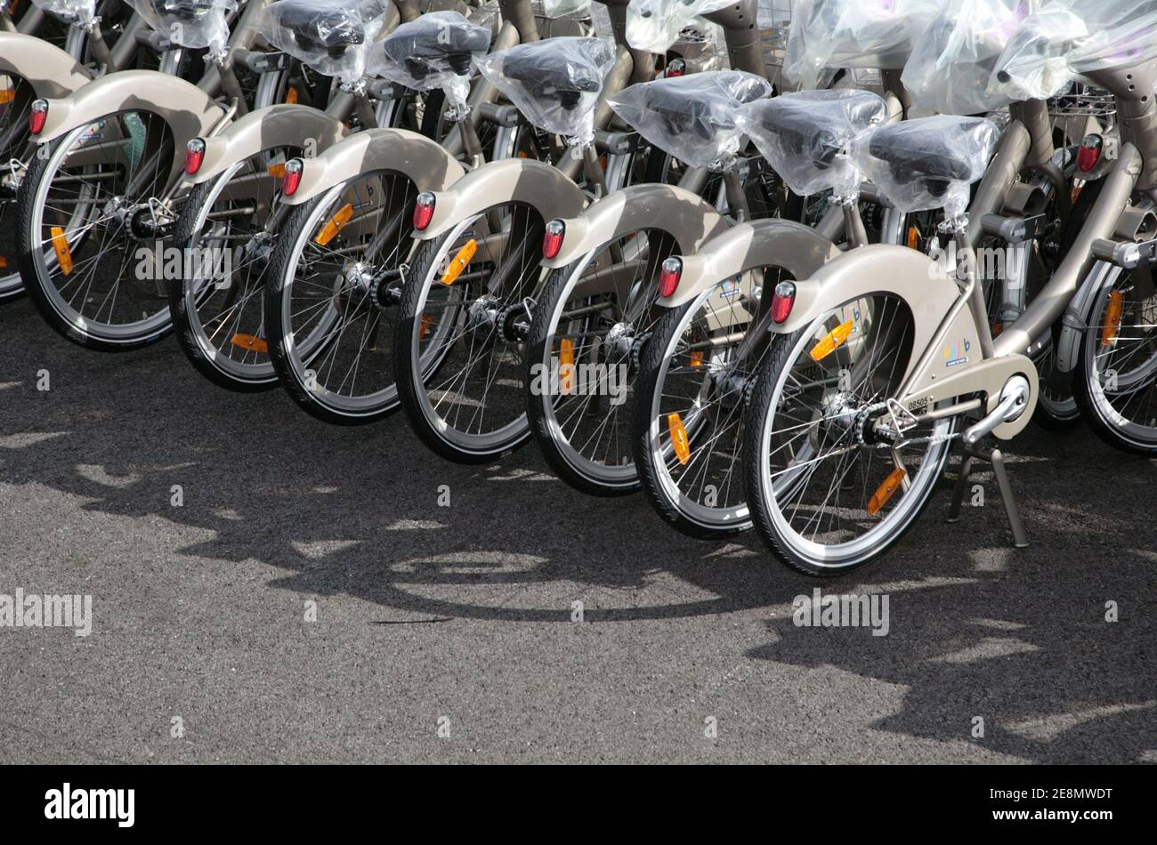 Nuovo sistema di biciclette il magazzino Decaux di Velib a Plaisir, sobborgo di Parigi, Francia, il 6 luglio 2007. La bicicletta da utilizzare nella città Velib, nuovo programma di noleggio biciclette. Il programma inizierà a metà luglio con più di 20.000 biciclette presso 1.420 punti di prelievo/rientro da installare entro la fine dell'anno nella capitale francese con un abbonamento premio di un euro al giorno, dopo la prima mezz'ora gratuita. Foto di Axelle de russe/ABACAPRESS.COM Foto Stock