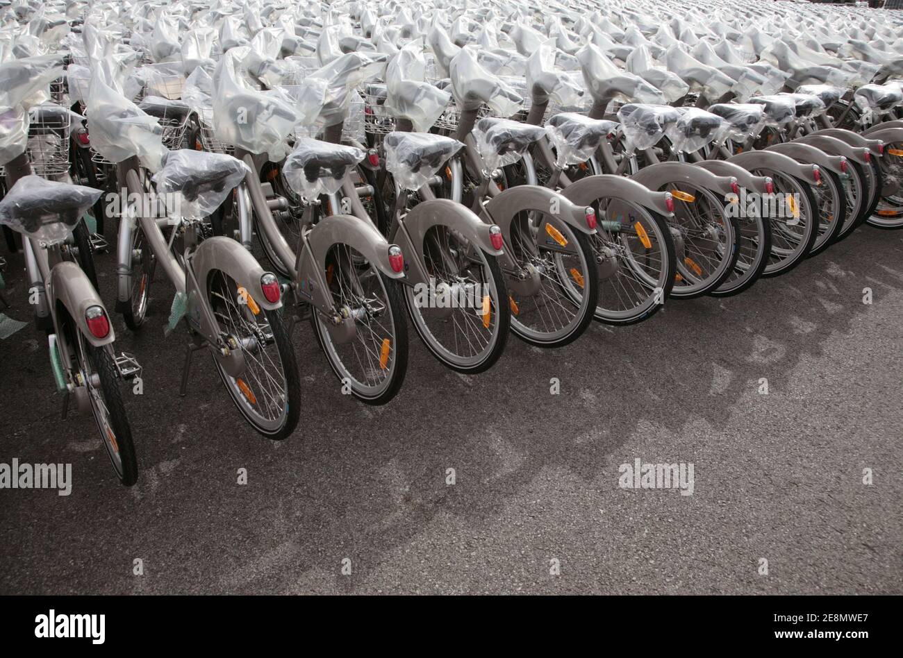 Nuovo sistema di biciclette il magazzino Decaux di Velib a Plaisir, sobborgo di Parigi, Francia, il 6 luglio 2007. La bicicletta da utilizzare nella città Velib, nuovo programma di noleggio biciclette. Il programma inizierà a metà luglio con più di 20.000 biciclette presso 1.420 punti di prelievo/rientro da installare entro la fine dell'anno nella capitale francese con un abbonamento premio di un euro al giorno, dopo la prima mezz'ora gratuita. Foto di Axelle de russe/ABACAPRESS.COM Foto Stock