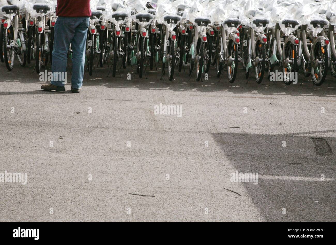 Nuovo sistema di biciclette il magazzino Decaux di Velib a Plaisir, sobborgo di Parigi, Francia, il 6 luglio 2007. La bicicletta da utilizzare nella città Velib, nuovo programma di noleggio biciclette. Il programma inizierà a metà luglio con più di 20.000 biciclette presso 1.420 punti di prelievo/rientro da installare entro la fine dell'anno nella capitale francese con un abbonamento premio di un euro al giorno, dopo la prima mezz'ora gratuita. Foto di Axelle de russe/ABACAPRESS.COM Foto Stock