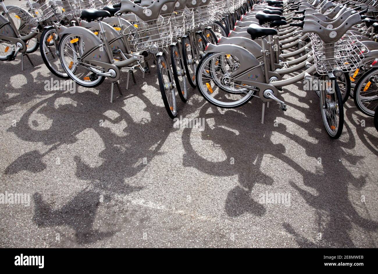 Nuovo sistema di biciclette il magazzino Decaux di Velib a Plaisir, sobborgo di Parigi, Francia, il 6 luglio 2007. La bicicletta da utilizzare nella città Velib, nuovo programma di noleggio biciclette. Il programma inizierà a metà luglio con più di 20.000 biciclette presso 1.420 punti di prelievo/rientro da installare entro la fine dell'anno nella capitale francese con un abbonamento premio di un euro al giorno, dopo la prima mezz'ora gratuita. Foto di Axelle de russe/ABACAPRESS.COM Foto Stock