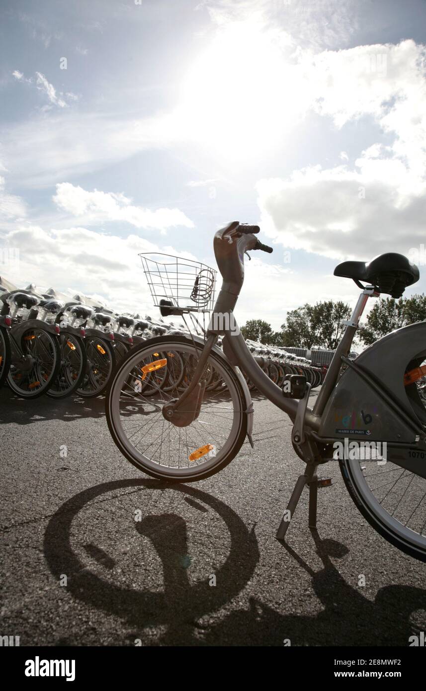 Nuovo sistema di biciclette il magazzino Decaux di Velib a Plaisir, sobborgo di Parigi, Francia, il 6 luglio 2007. La bicicletta da utilizzare nella città Velib, nuovo programma di noleggio biciclette. Il programma inizierà a metà luglio con più di 20.000 biciclette presso 1.420 punti di prelievo/rientro da installare entro la fine dell'anno nella capitale francese con un abbonamento premio di un euro al giorno, dopo la prima mezz'ora gratuita. Foto di Axelle de russe/ABACAPRESS.COM Foto Stock