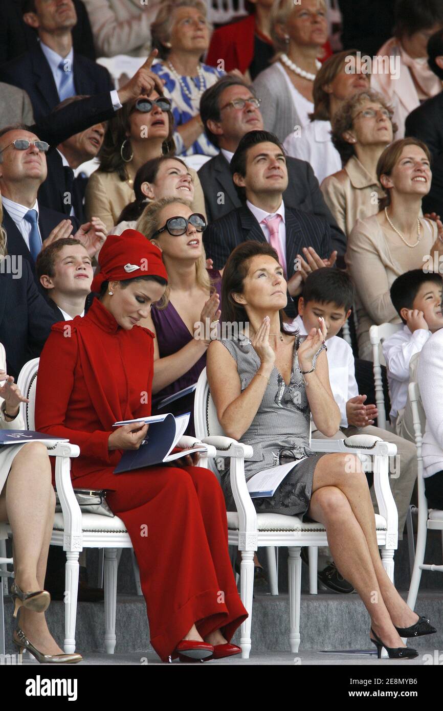 Sheikha Moza bint Nasser al-Misn, l'emiro del Qatar, la moglie di Sheikh Hamad bin Khalifa, First Lady Cecilia Sarkozy con i suoi figli Louis e Jeanne-Marie, partecipano alla sfilata militare annuale 2007 lungo gli Champs Elysees il giorno della Bastiglia a Parigi, Francia, il 14 luglio 2007. Nicolas Sarkozy presiede per la prima volta le feste nazionali della Bastiglia. Foto di ABACAPRESS.COM Foto Stock