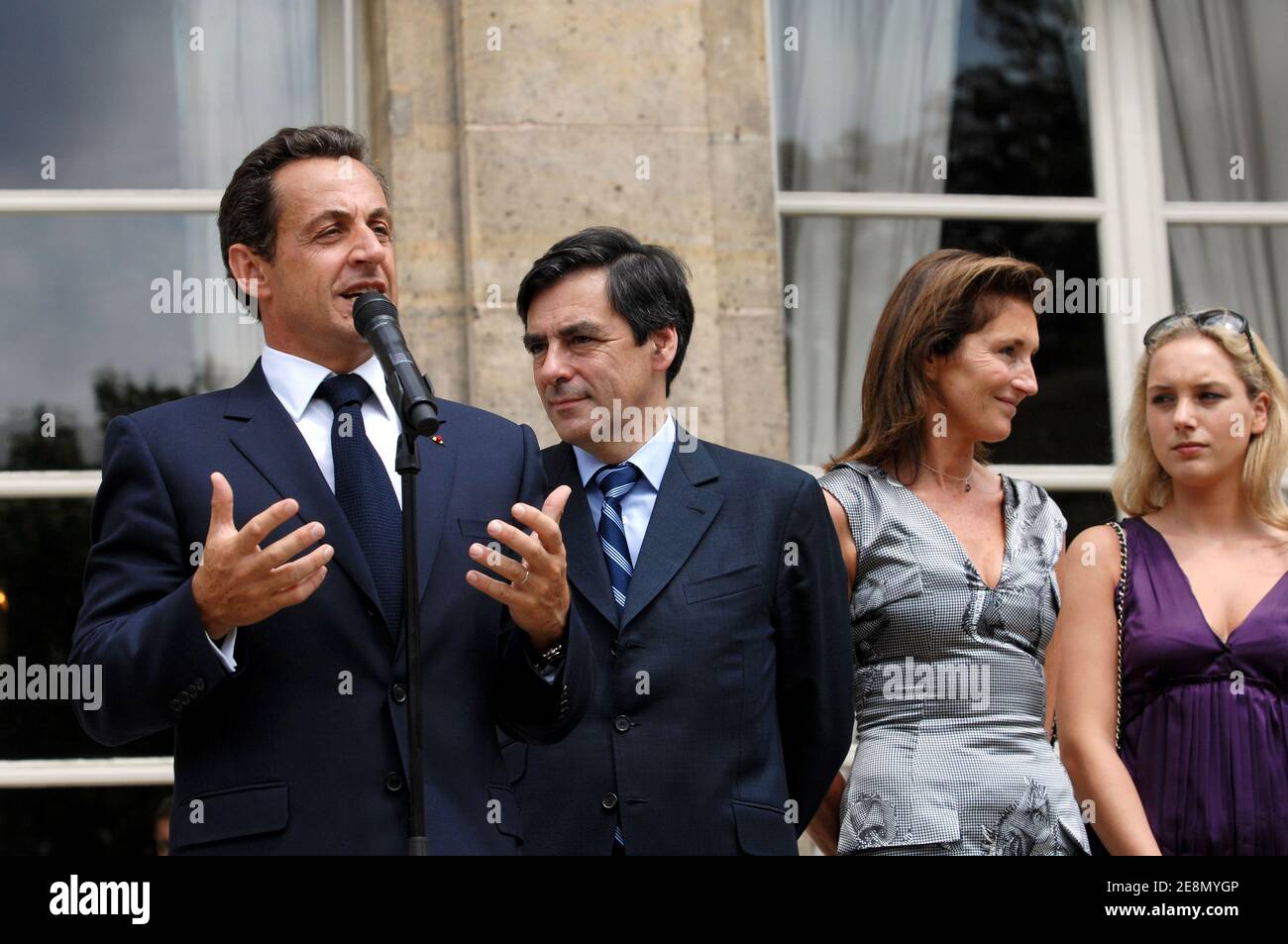 Il presidente francese Nicolas Sarkozy, il primo ministro Francois Fillon, la prima signora Cecilia Sarkozy e la figlia Jeanne-Marie Martin partecipano alla tradizionale festa dei giardini che si tiene a Elysee Palace in occasione della festa della Bastiglia a Parigi, in Francia, giovedì 14 luglio 2007. Foto di Christophe Guibbaud/piscina/ABACAPRESS.COM Foto Stock