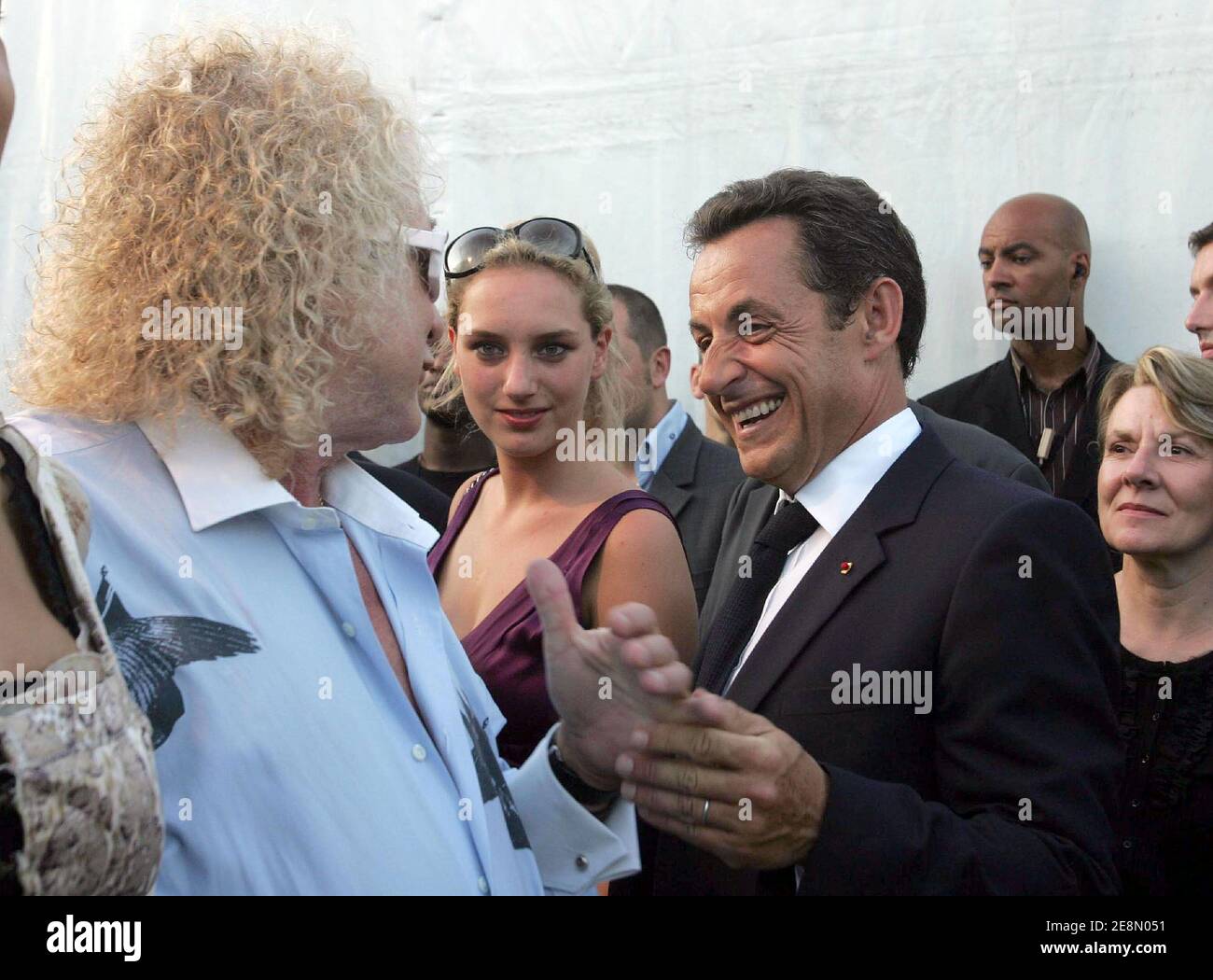 Il presidente francese Nicolas Sarkozy (R) parla con il cantante Michel Ponnareff, con la sua figlia Judith Martin, prima di un concerto come parte della celebrazione della Bastiglia a Parigi, in Francia, il 14 luglio 2007. Foto di Tom Haley/POOL/ABACAPRESS.COM Foto Stock