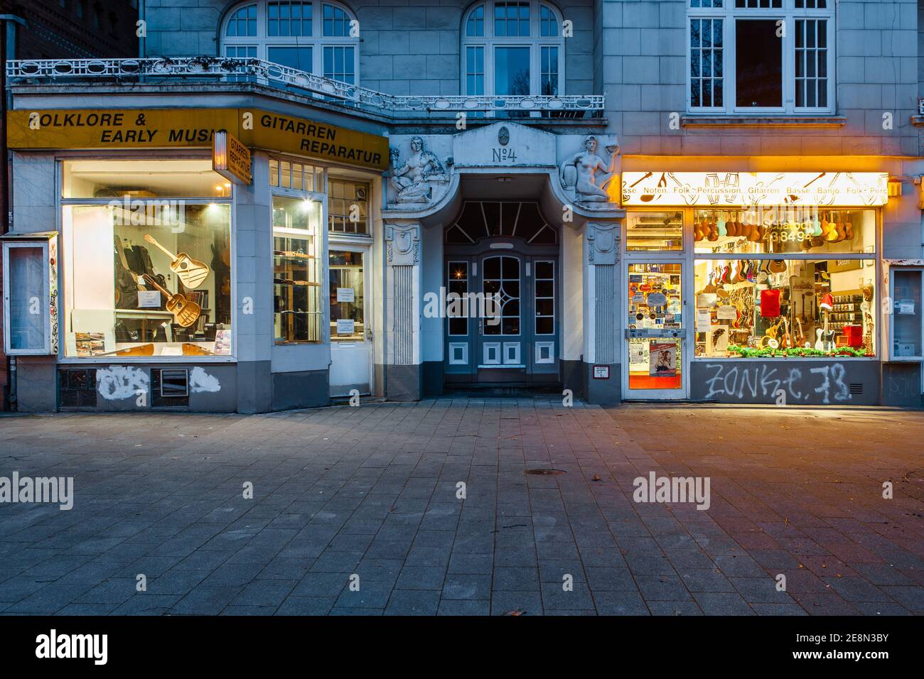 Negozio di chitarra chiuso di notte Foto Stock