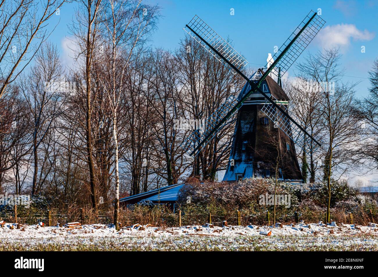 Mulino in paesaggio innevato Foto Stock