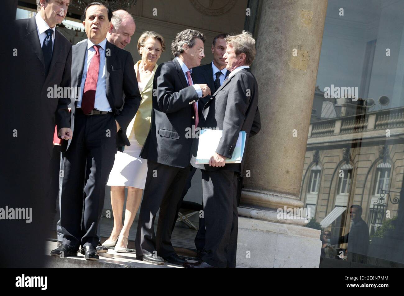 Il ministro francese degli interni Michele Alliot-Marie, il ministro dell'ecologia Jean-Louis Borloo, il ministro degli Affari esteri Bernard Kouchner lasciano l'ultimo consiglio dei ministri prima delle vacanze estive a Parigi, in Francia, il 01 agosto 2007. Foto di Axelle de russe/ABACAPRESS.COM Foto Stock