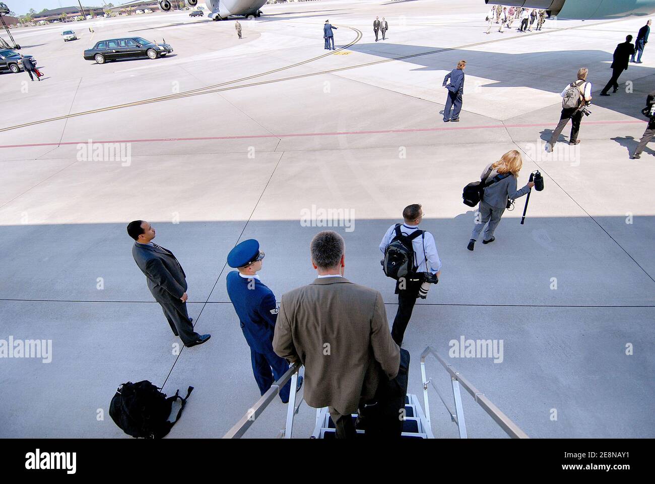 I membri del corpo stampa della Casa Bianca salpano a bordo di Air Force One durante un viaggio con il Presidente Bush alla base dell'aeronautica di Charleston, a Charleston, SC, USA il 24 luglio 2007. Foto di Olivier Douliery/ABACAPRESS.COM Foto Stock