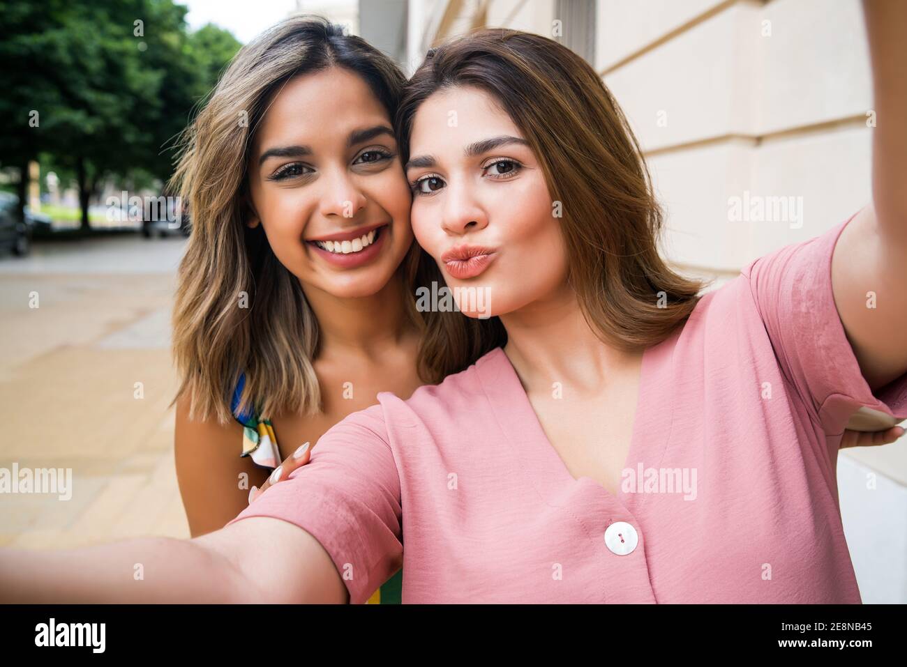 Due amici che prendono un selfie all'aperto. Foto Stock