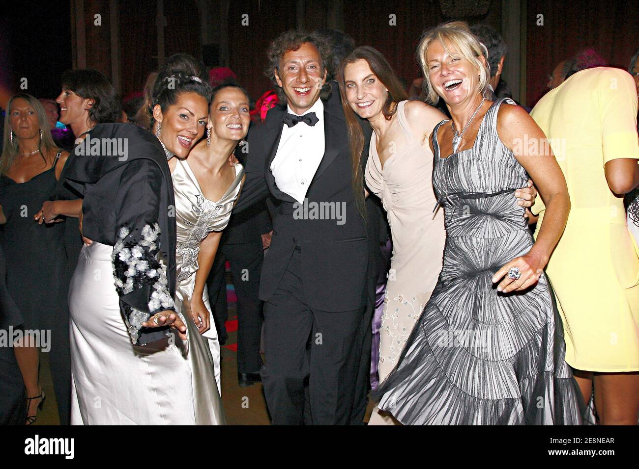 Hermine de Clermont Tonnerre, Alexandra di Andia e Stephane Bern partecipano alla decima "Grand Bal CARE" tenutasi a Deauville, in Francia, il 25 agosto 2007. CARE è un'organizzazione umanitaria leader nella lotta alla povertà globale. Foto di Thierry Orban/ABACAPRESS.COM Foto Stock