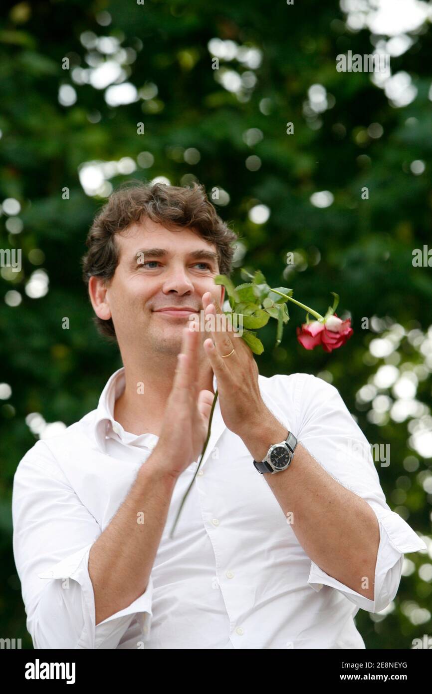 Il leader socialista Arnaud Montebourg arriva per l'annuale Fete de la Rose (Festa delle rose) a Frangy en Bresse, in Francia, il 26 agosto 2007. Foto di Axelle de russe/ABACAPRESS.COM Foto Stock