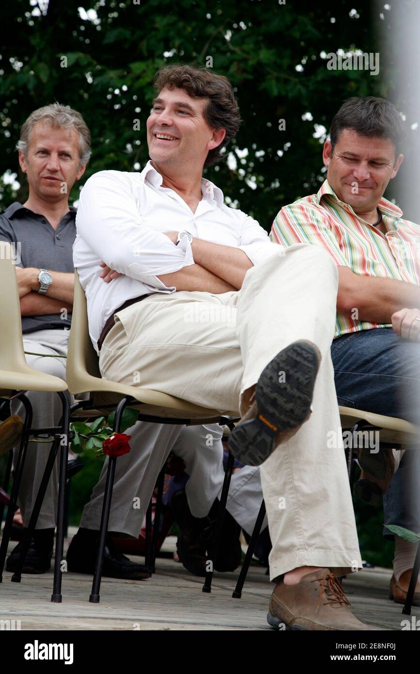 Il leader socialista Arnaud Montebourg arriva per l'annuale Fete de la Rose (Festa delle rose) a Frangy en Bresse, in Francia, il 26 agosto 2007. Foto di Axelle de russe/ABACAPRESS.COM Foto Stock