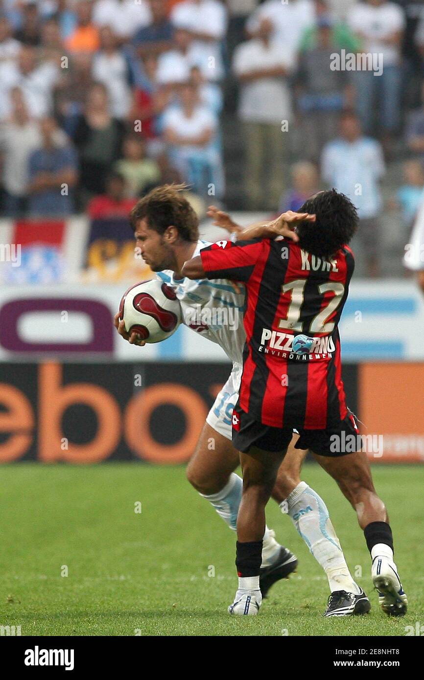 Lorik Kana di Marsiglia e Bakari Kone di Nizza combattono per la palla durante la prima lega francese, Olympique Marseille vs Olympique Gymnaste Club de Nice Cte d'Azur allo stadio Velodrome di Marsiglia, Francia, il 29 agosto 2007. Nizza ha vinto 2-0. Foto di Stuart Morton/Cameleon/ABACAPRESS.COM Foto Stock