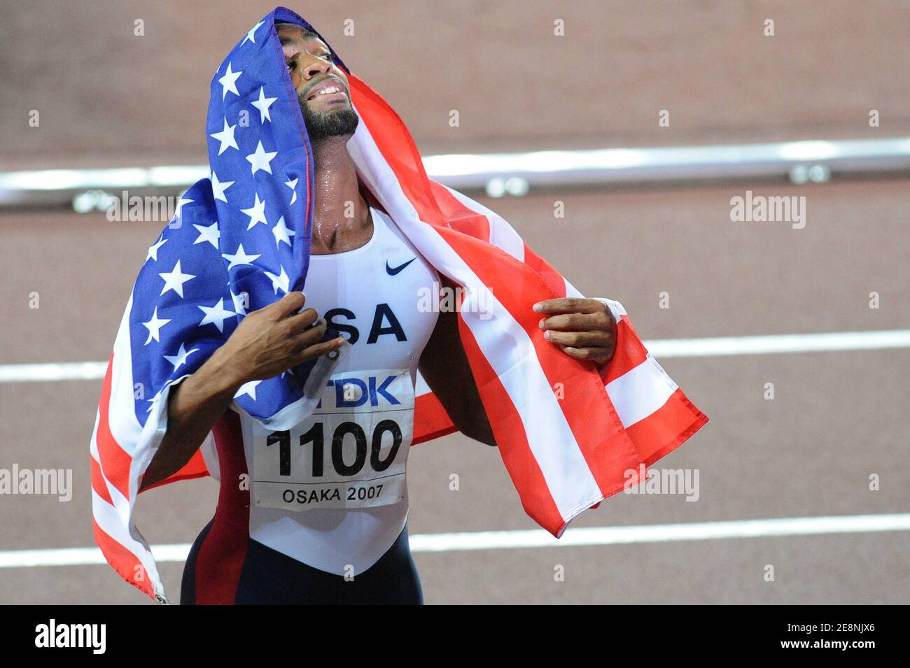 Top Stati Uniti sprinter Tyson Gay e Giamaica ex 100m detentore del record mondiale Asafa Powell hanno fallito i test sulle droghe. Gay, 30 anni, il secondo uomo più veloce congiunto di oltre 100 metri, è stato notificato dalla US Anti-doping Agency venerdì 12 luglio 2013, che il suo campione DI un test fuori gara a maggio aveva restituito un positivo. Powell, il quarto più veloce di tutti i tempi, è stato positivo per uno stimolante vietato ai campionati giamaicani di giugno. File photo : il Tyson Gay degli Stati Uniti si esibisce il 30 agosto 2007 in una finale maschile di 200 metri durante l'11° campionato mondiale di atletica IAAF "Osaka 2007" allo stadio Nagai di Osaka, Giappone. Phot Foto Stock