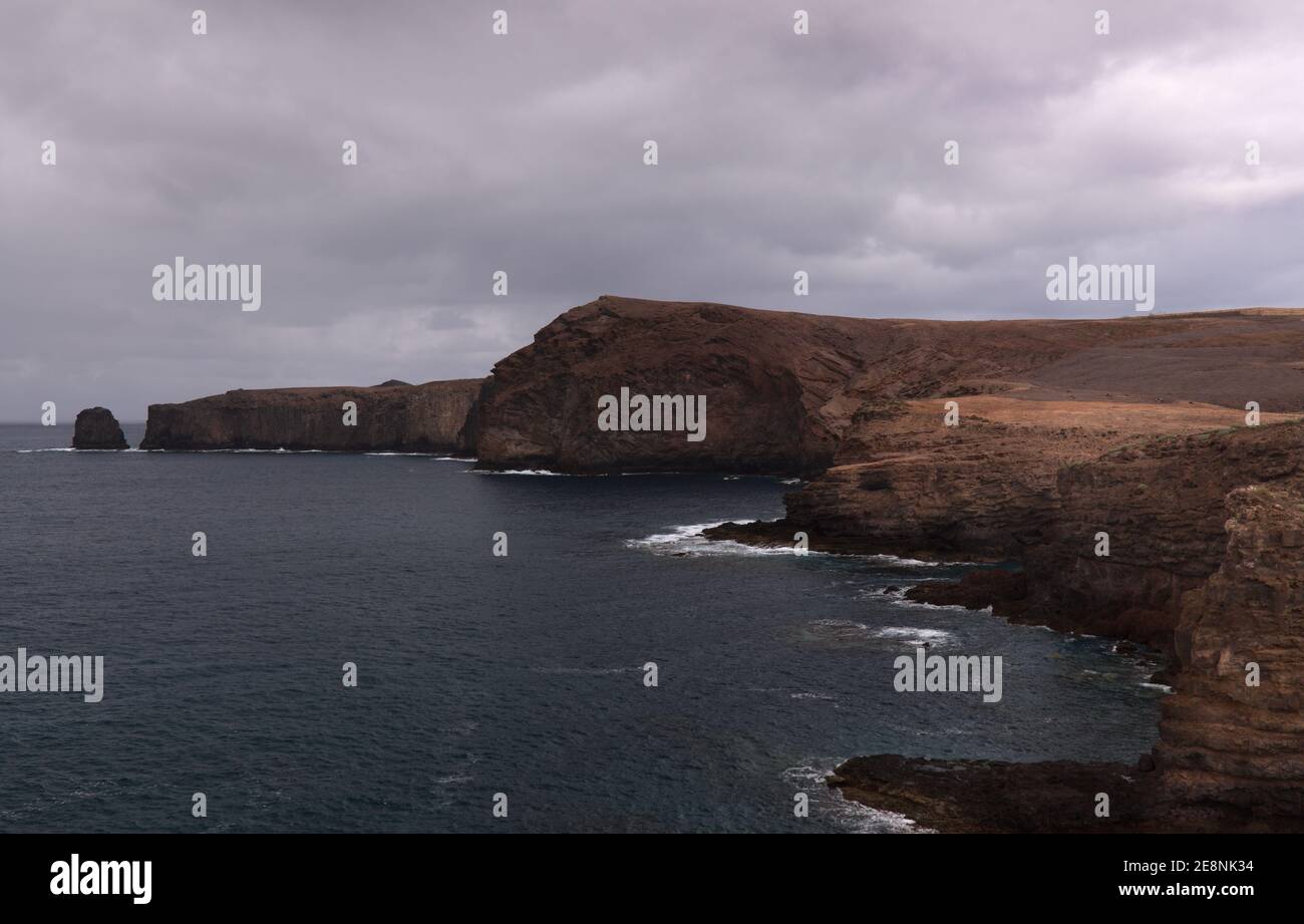 Gran Canaria, paesaggio di ripida costa nord-occidentale erosa tra i comuni di Galdar e Agaete, escursione tra i villaggi Sardina del Norte e Puerto Foto Stock