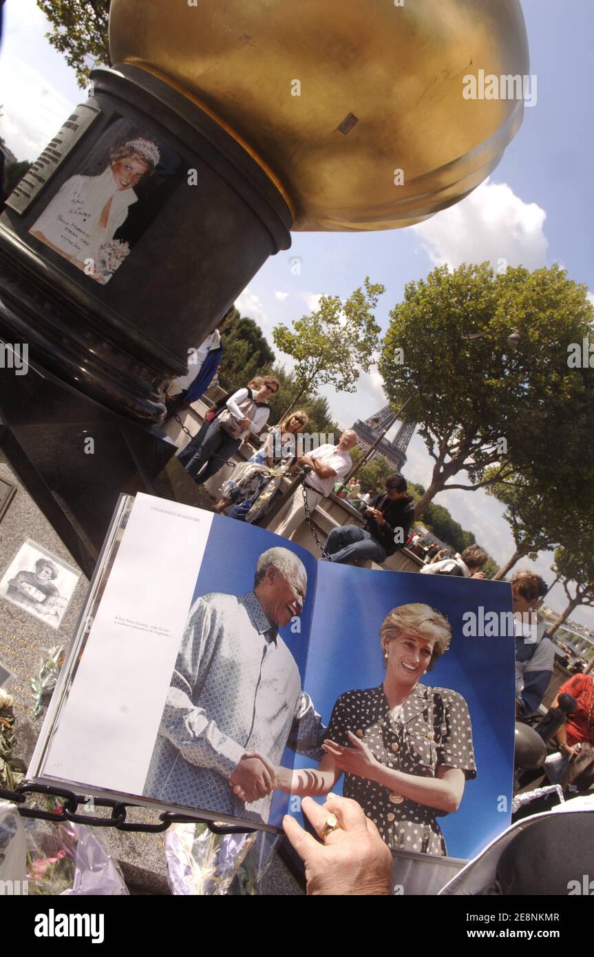 Una manciata di fan di Diana si riuniscono nel sito di Parigi, dove l'auto della principessa si è schiantata 10 anni fa a Parigi, in Francia, il 31 agosto 2007. Il tunnel dell'Alma, sulla riva nord della Senna, è un luogo da non perdere per i turisti che vengono attratti dal sito dove la Diana, di 36 anni, si è schiantata poco dopo la mezzanotte del 31 agosto 1997. Foto di Giancarlo Gorassini/ABACAPRESS.COM Foto Stock