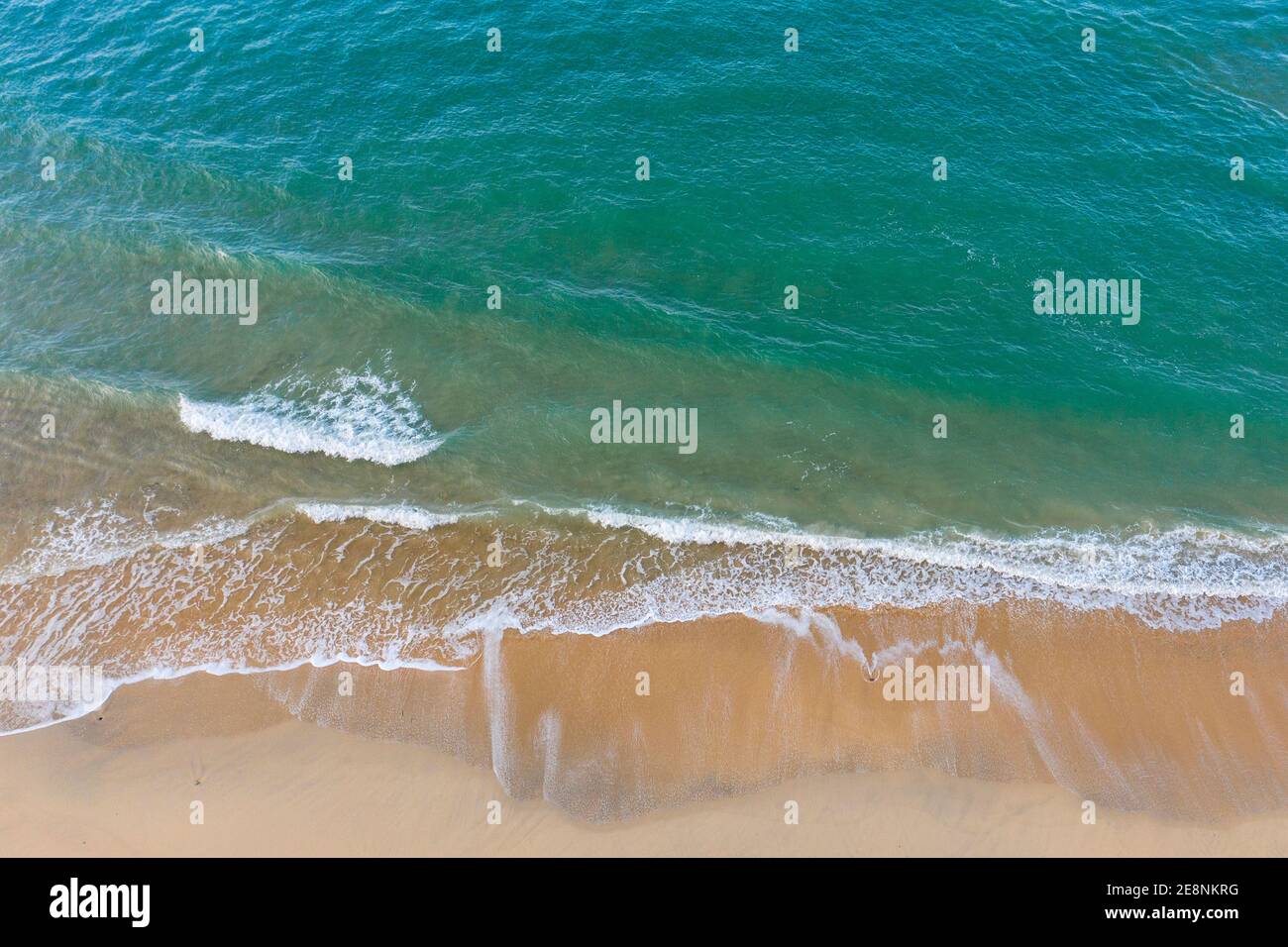 Immagini aeree del mare azzurro che incontra la sabbia dorata ad una Delle spiagge turistiche della Cornovaglia Foto Stock