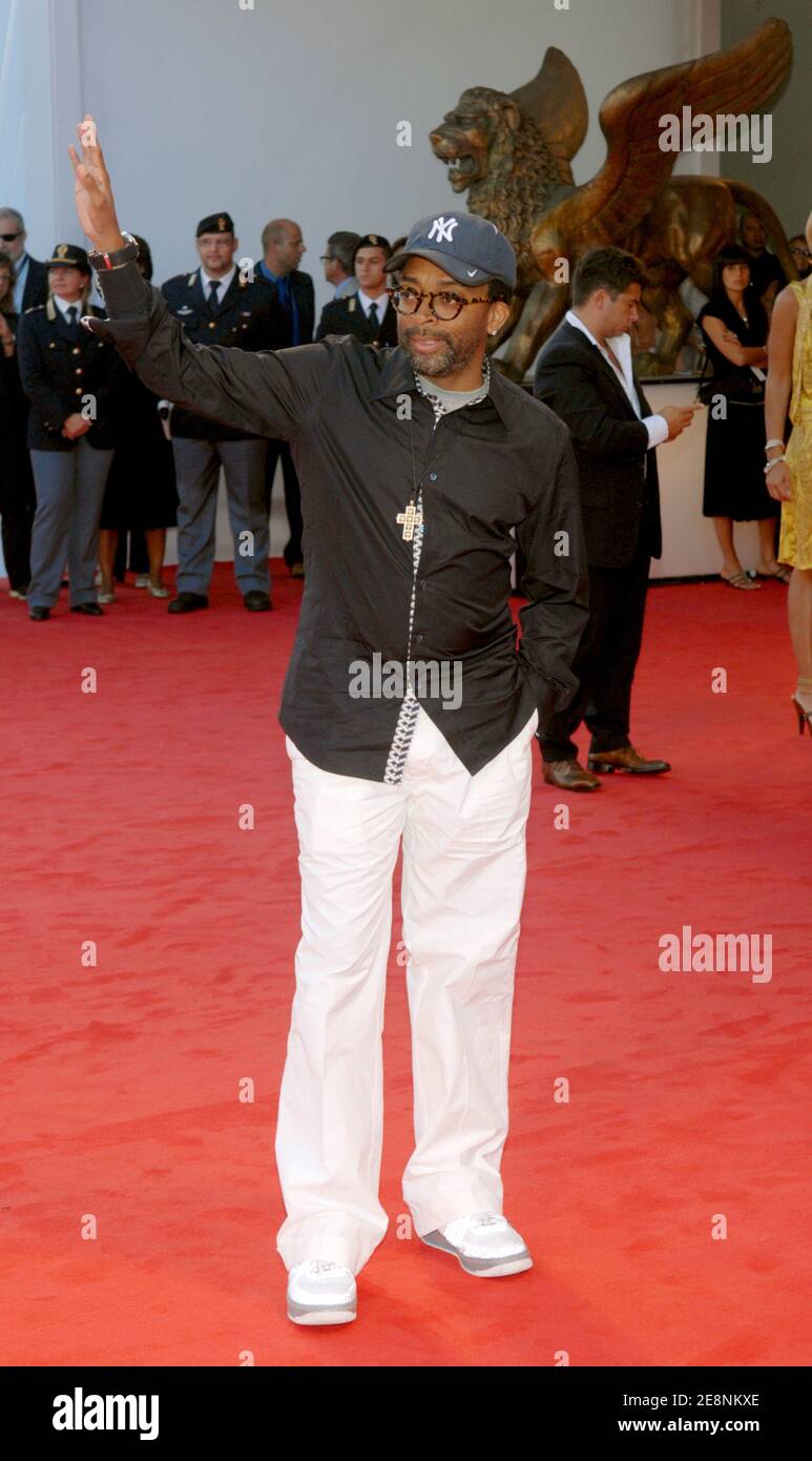 Il regista STATUNITENSE Spike Lee si pone al suo arrivo per la prima del film 'Michael Clayton' con George Clooney come protagonista del thriller legale aziendale in concorso per il Leone d'Oro, durante il 64° Festival annuale del Cinema di Venezia, il 31 agosto 2007. Foto di Nicolas Khayat/ABACAPRESS.COM Foto Stock