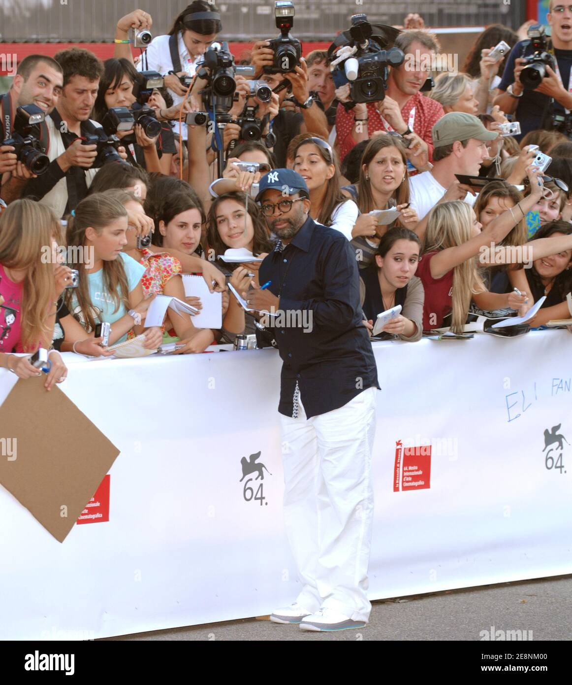 Il regista STATUNITENSE Spike Lee si pone al suo arrivo per la prima del film 'Michael Clayton' con George Clooney come protagonista del thriller legale aziendale in concorso per il Leone d'Oro, durante il 64° Festival annuale del Cinema di Venezia, il 31 agosto 2007. Foto di Nicolas Khayat/ABACAPRESS.COM Foto Stock