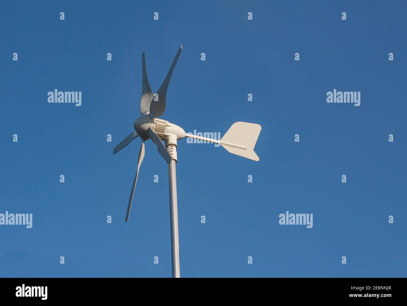 Primo piano di moderna rotazione all'aperto, tecnologia, vento, palo, anemometro sulla parte superiore del palo con fondo blu profondo cielo. Copenaghen, Danimarca – Januar Foto Stock